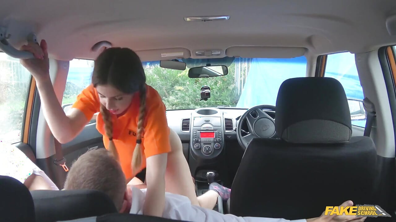 Școală de șoferi falsă - Uimitoarea Stella călărește în stil Ryan Cowgirl într-o mașină pentru un rapid test pass