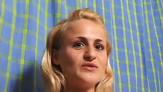 Sarışın genç kız oyuncu seçmelerinde küçük göğüslerini gösteriyor