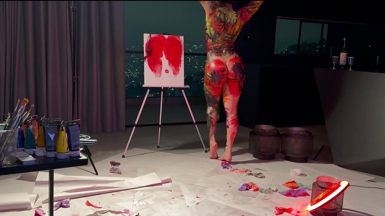 O professor de pintura queria colocar seu pau em alguns peitos, então eu o convidei e ele acabou me fodendo e deixando minha buceta