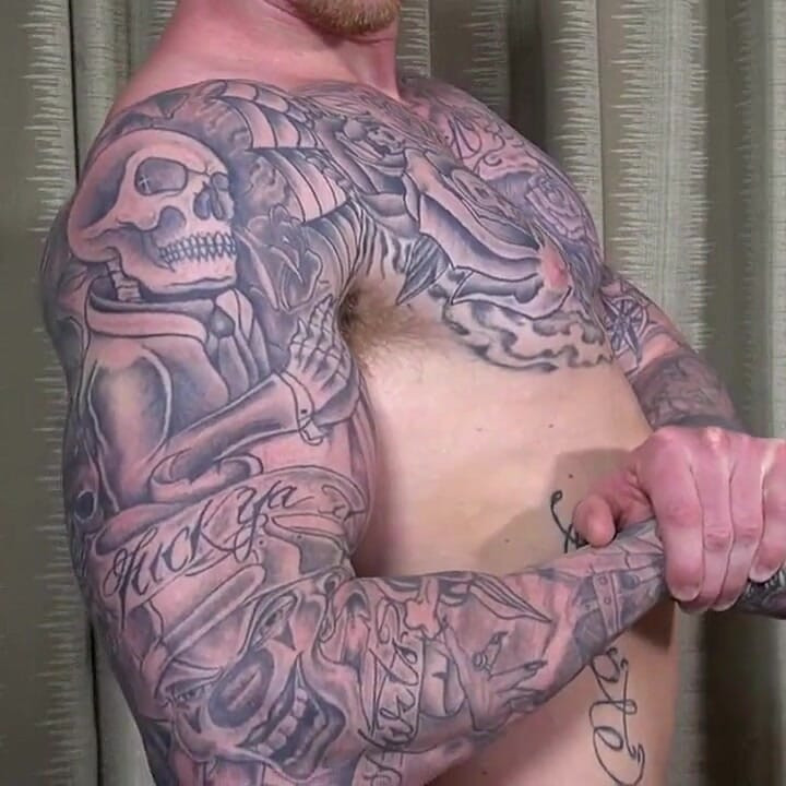 Plavuša crvenokosa hetero bodybuilder skida se i pokazuje mišiće prije nego što drka svoj veliki kurac