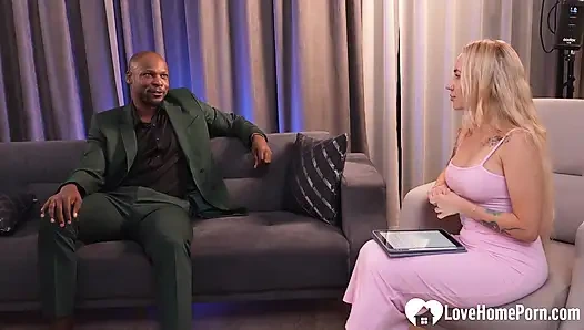 Получение своего первого большого черного члена во время интервью