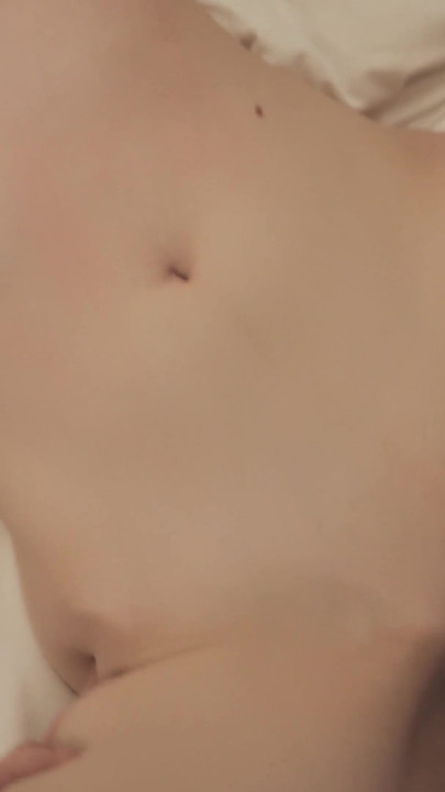 Otel odasını üvey kız kardeşle paylaşıyor - mastürbasyon yaparken yakalandı! Taboo Sex | Klip 3