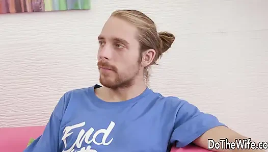 Si cewek nakal bambi bella dicrot di dalam sama pria kulit hitam sambil ditonton suaminya