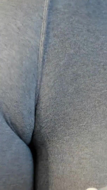 Emocionalni trenutak od "Zgodna brineta nosi uske joga pantalone i svršava tako dobar ženski orgazam od camel toe".