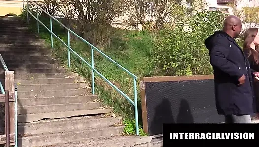 INTERRACIAL VISION - Die brünette Amber Blooms arsch und muschi werden von monsterschwanz zerstört