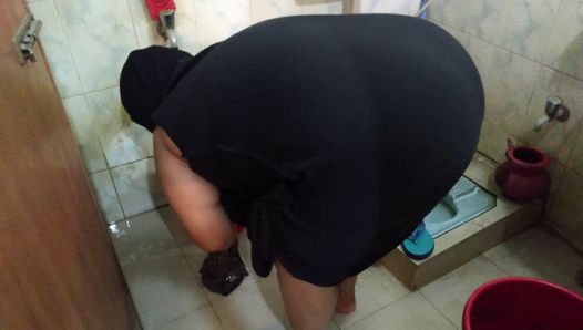 Istri arab teman dientot sama sahabatnya sendiri di kamar mandi saat dia lagi cuci baju (seks ibu rumah tangga muslim dengan toket besar)