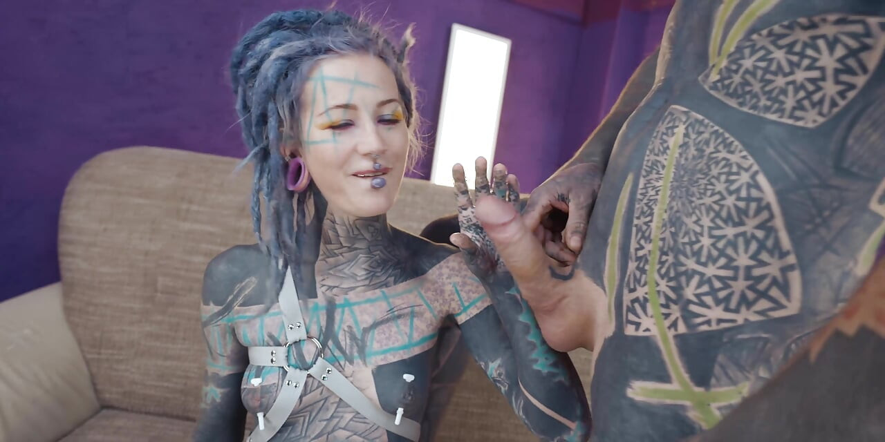 Dublă penetrare anală pe o fată puternic tatuată - neglijeentă, bancomat și găuri anale masive