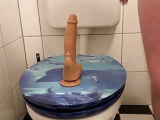 La schiava cavalca un dildo in bagno