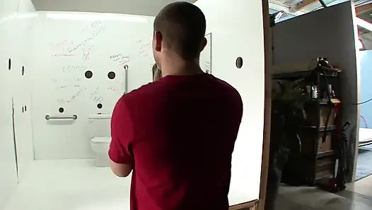 Genç güzel kadın boşalmadan önce amını ve götünü siktiriyor