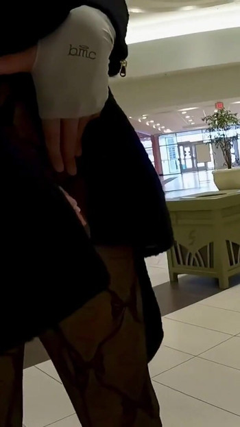 Spektakularan trenutak iz "Mall Flash In Sissy Chastity"