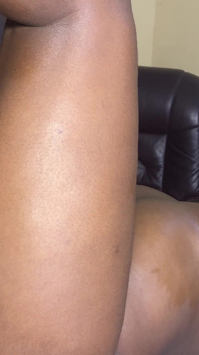 "männliche masseuse macht massage zum hardcore-fick - klient wird auf dem tisch vollgespritzt"