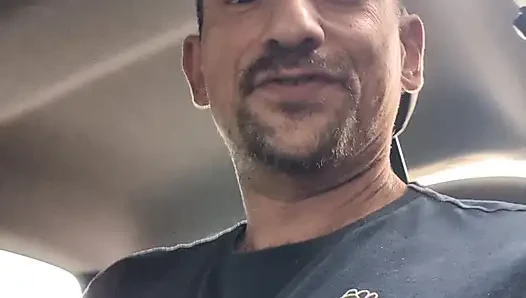 Halka açık otoparkta 💦 sohbet edip mastürbasyon yapıyor