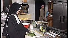 Немецкую монахиню трахнули в задницу на кухне