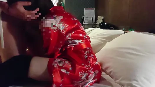 Ich habe sie in einem roten Kimono verführt, und nachdem sie ihrem Cunnilingus gegeben hatte, penetrierte sie mich von hinten und brachte mich in sie zum kommen
