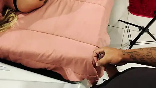 Entiado sieht weiter zu, wie Stiefmutter masturbiert. Der Narr lässt den Unartigen nicht kommen. Sucegada