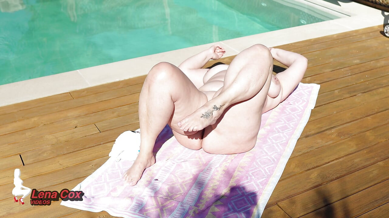 Eu me fodi à beira da piscina - masturbação esguichando