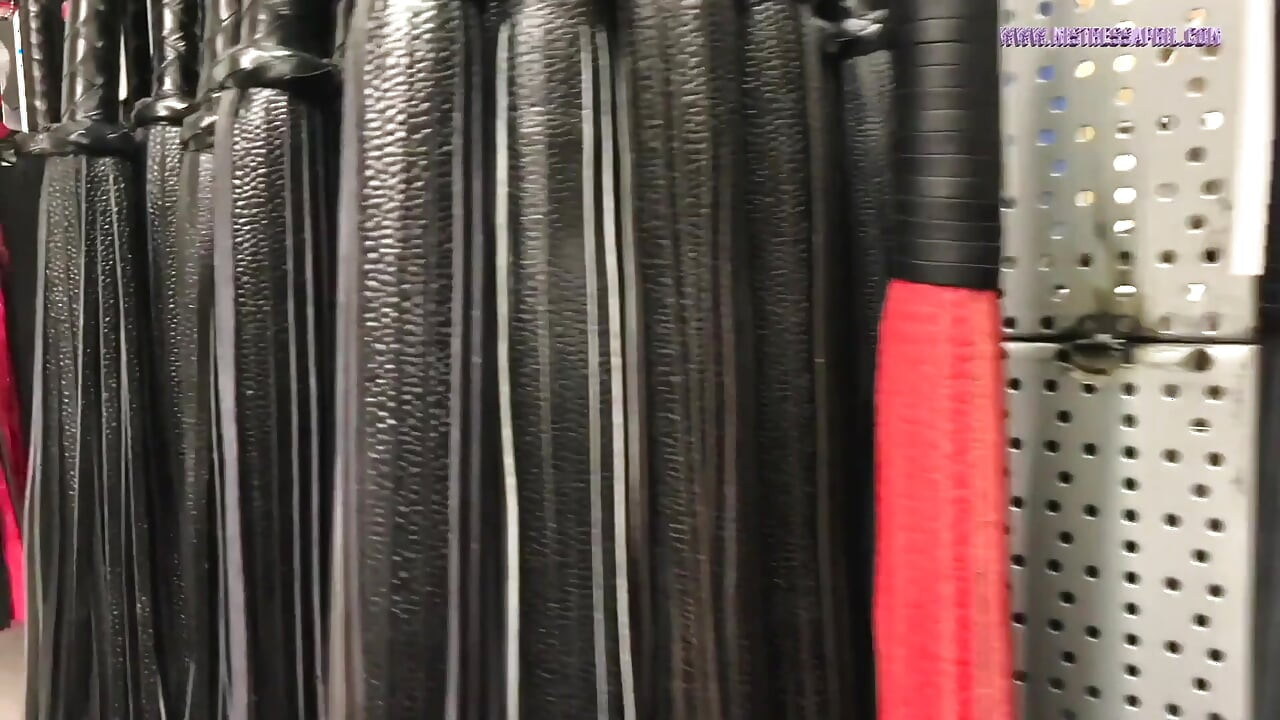 Dominatrix Mistress April - Dungeon entry