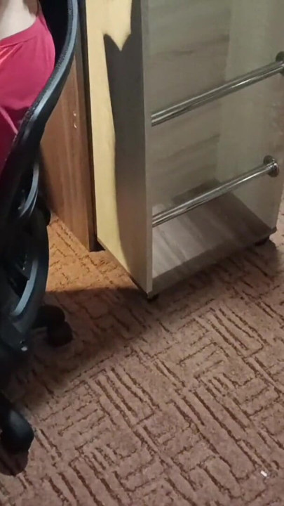 Milf berkomunikasi dengan suaminya di telepon tidak bisa ketinggalan kontol tetangga, mengisap dan menelan air mani | Klip 3