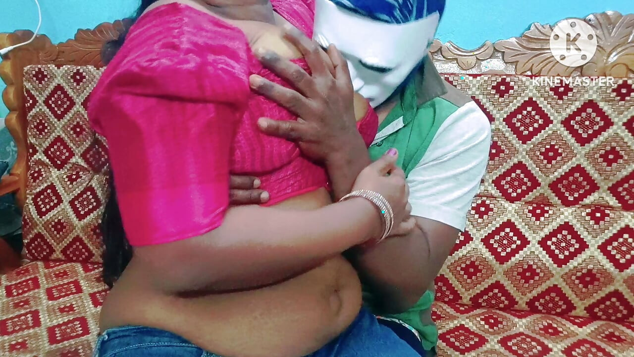Indianca Desi Bhabhi a luat o muie frumoasă și a înghițit sperma când soțul ei nu este acasă - audio tamil pofticios