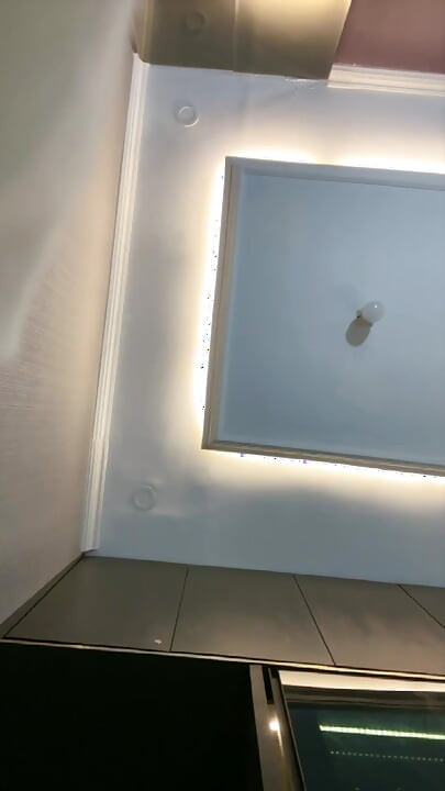 Một người phụ nữ xinh đẹp thích được bạn trai nuông chiều là một người nổi tiếng