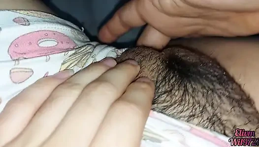 Kız arkadaşım beni ziyaret ediyor ve kıllı amını kaydetmeme izin veriyor