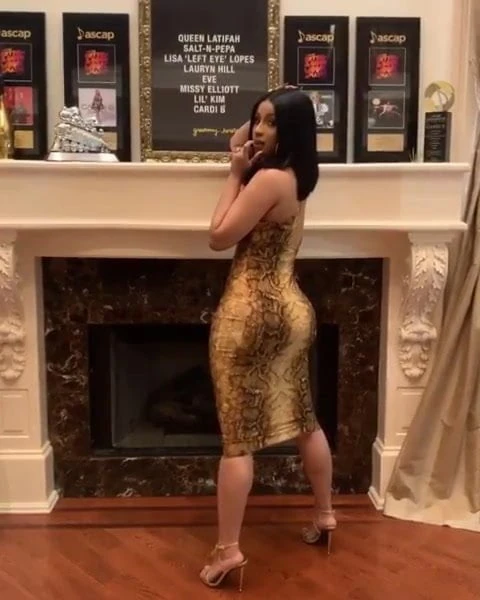 Cardi B jiggling that ass