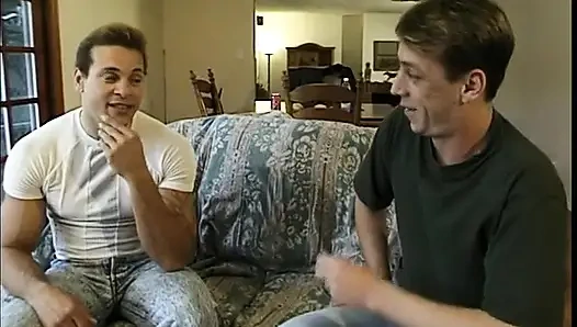 Üstün iyi şekilli bebek arkadaşından onu ve erkek arkadaşını sikmesini istiyor