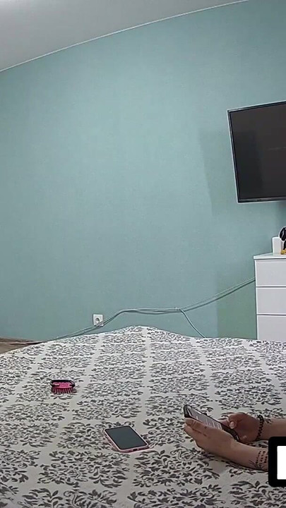 LUUV. Dos chicas convierten la limpieza de habitaciones en una elegante película amateur real con uniformes de mucama | Clip 3