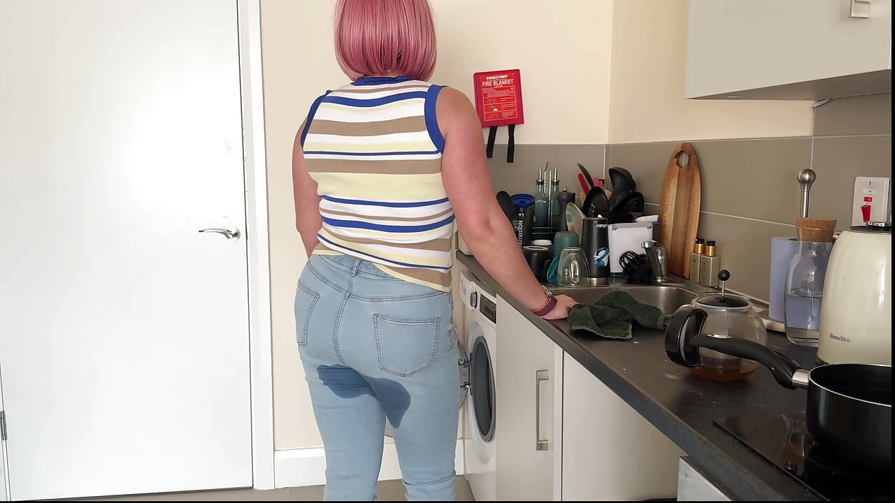 Couldn't hold pee while washing dishes and wetting jeans