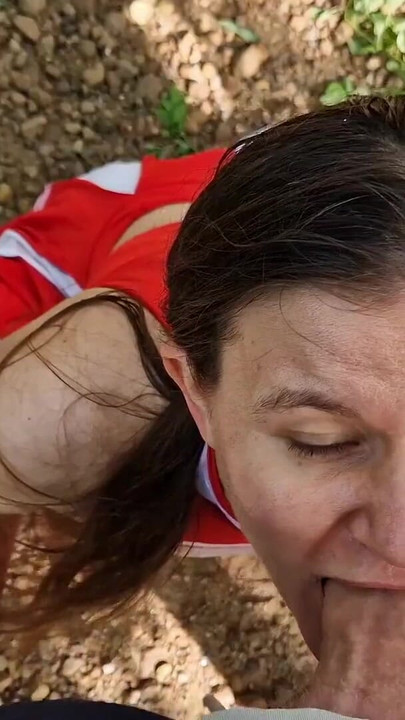 Nervenkitzelmoment von "Meine vierer freundin rannte in den wald, aber ich habe sie gefunden und in den mund gefickt"