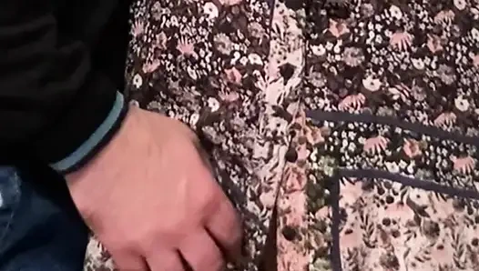 Tangan orang asing di balik rokku. Cowok ini Lagi Asik Muasin Memeknya Di Subbay