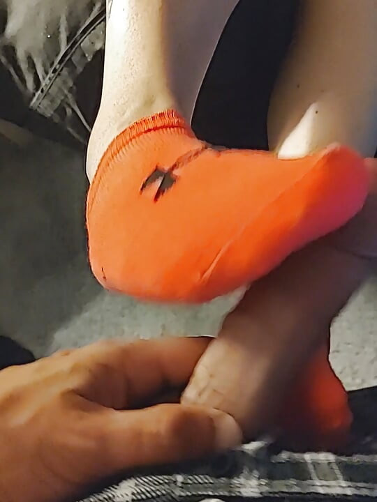 Cewek kulit putih & kuning lagi asik ngocok kontol dengan kaus kaki warna merah muda di bawah kaus kaki - ngocok kontol dengan kaus kaki warna biru