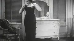 Hombre asomando a mujeres desnudas (vintage de los años 30)