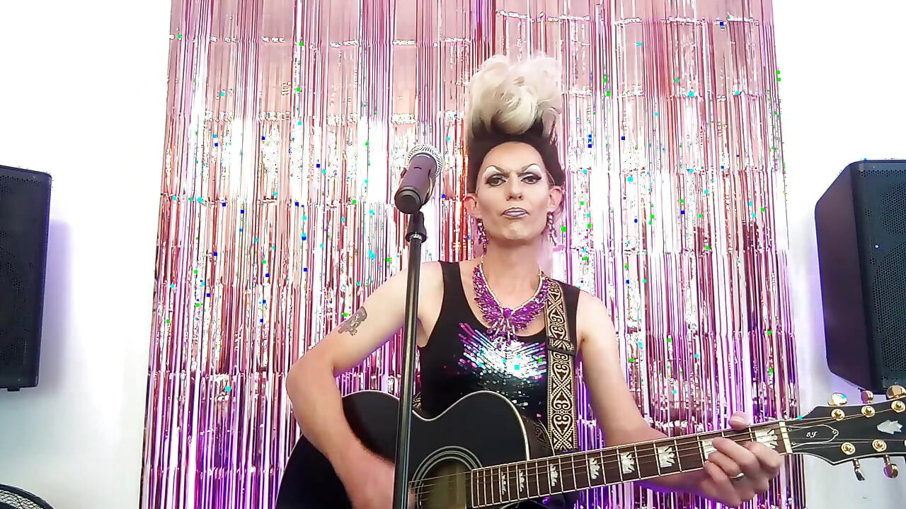 Alexa поет и играет вживую