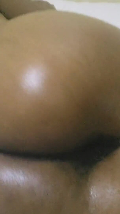 สาวตูดใหญ่หยอกล้อและอวดเส้นโค้ง คลิป 1