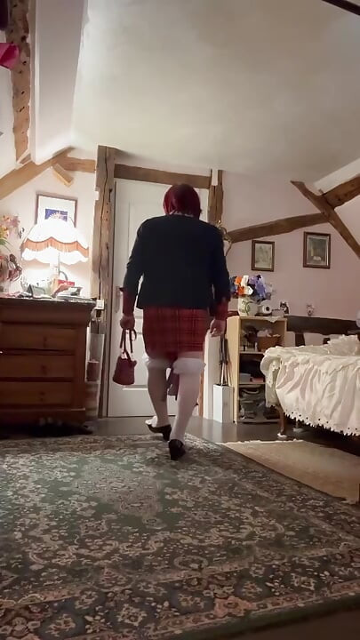 Одягнений у маленьку сукню з пледом на вечір