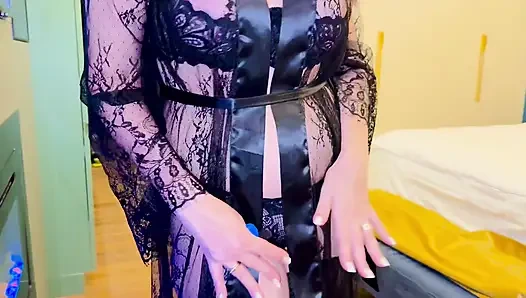 Мачеха в красивом кружевном белье и чулках соблазнила своего пасынка, пока муж был на работе