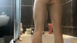 Un ragazzo muscoloso con un cazzo mostruoso fa una doccia