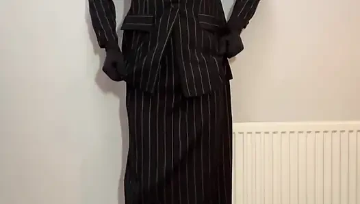 Yeni etek takım elbisesi ve uzun ceketli kadın kılıklı kadın