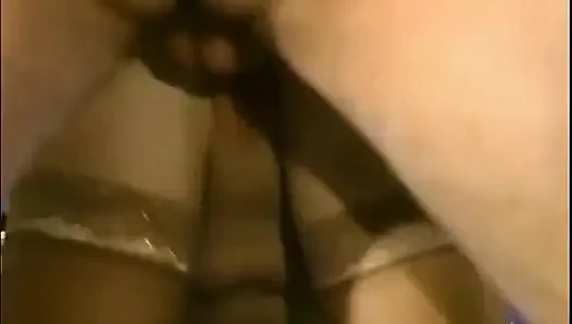 Flora spielt für einen alten perversen!