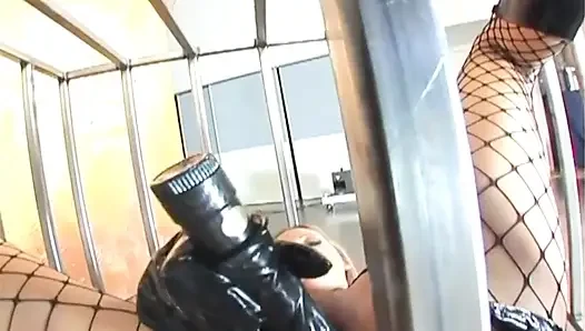 Schlampe im käfig geschlossen und gangbang
