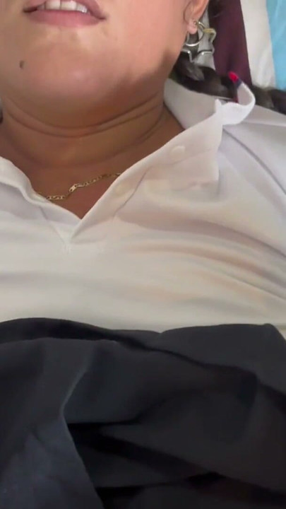 El culo grande de mi hijastra me seduce con su uniforme escolar y se lleva un enorme cumshot en la boca | Clip 1