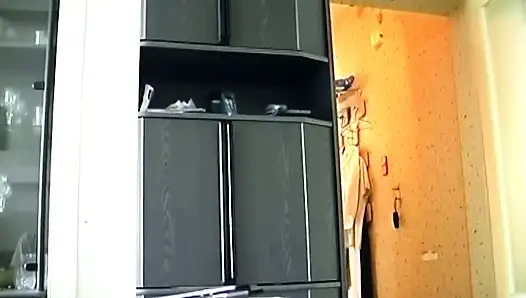 Брюнетка глубоко трахает себя скалкой