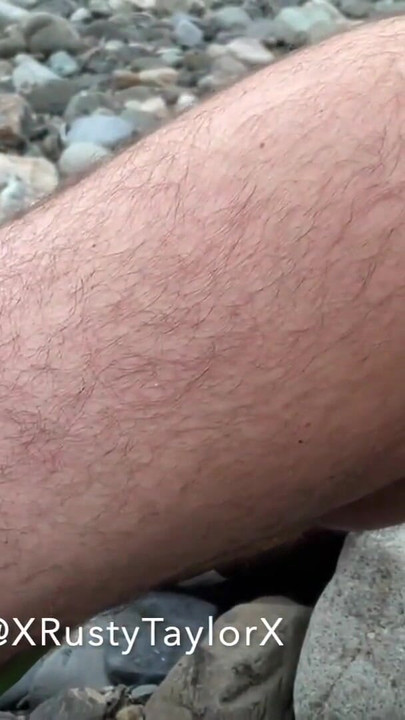 「Two Buds sitting by the River Suckin Dick」のスリリングな瞬間