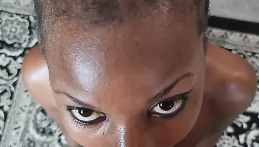 Симпатичная молодая чернокожая отлично занимается большим белым членом