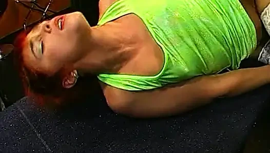 Cewek-cewek hot rambut merah ini dientot habis-habisan sama kontol besar sampai telan sperma