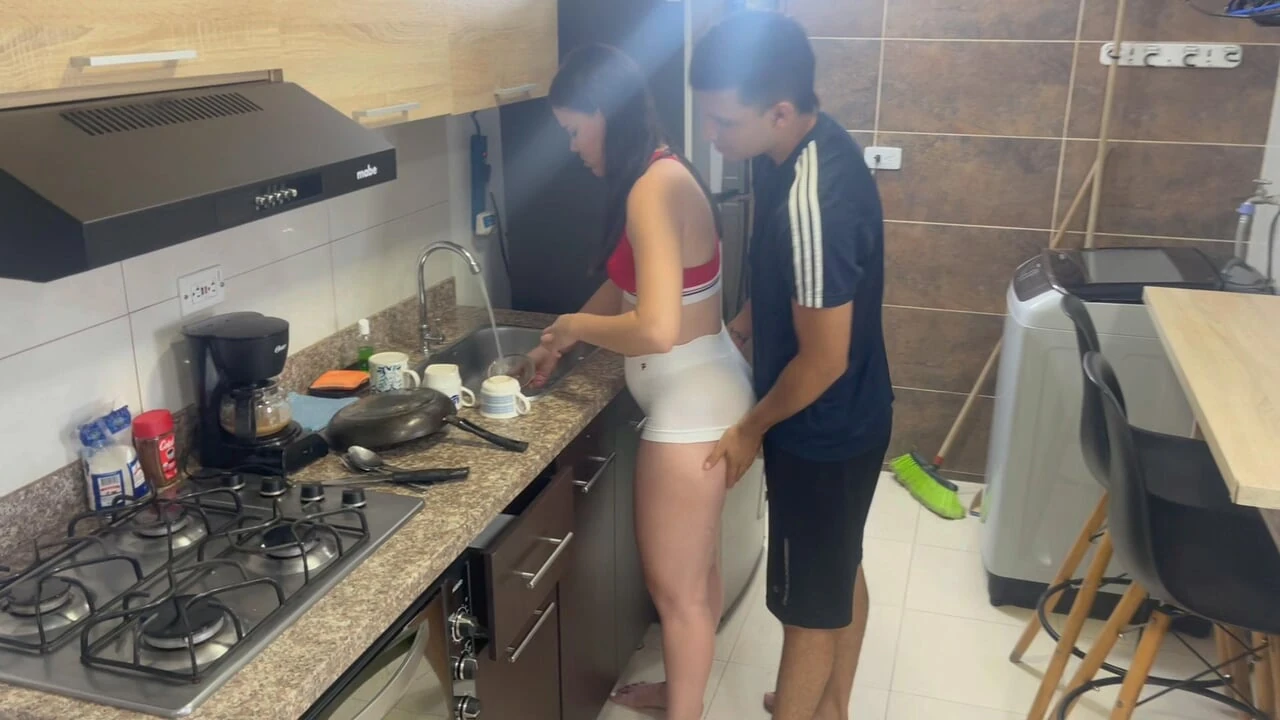 我的继妹对她的性行为不安全，我让她饥渴，我在厨房操她。