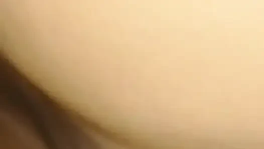 Sıkı minik amcığı sikiyor ve vücuda boşalıyor