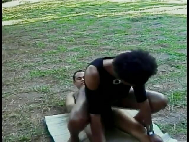 Vinicius, trans noire à gros nichons, aime chevaucher le poteau dur de son copain sur la petite clairière