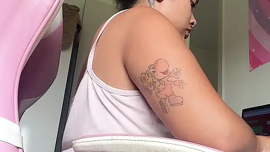 Пухлая девушка в домашнем офисе, натуральная громко вибратором на компьютере